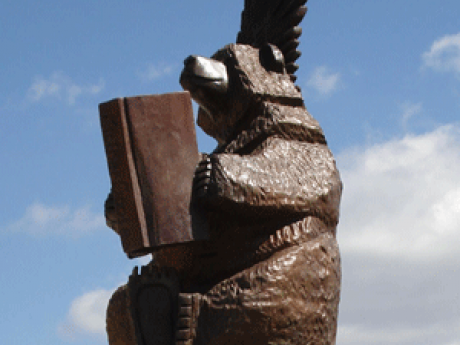 Bear statue depicting a bear reading a book